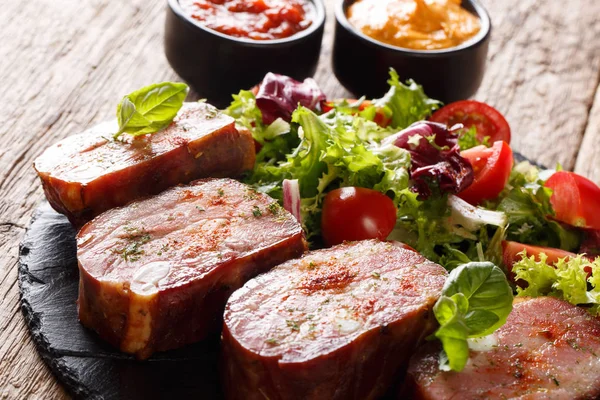 Coaste Porc Prăjite Salată Legume Proaspete Servit Ketchup Muștar Farfurie — Fotografie, imagine de stoc