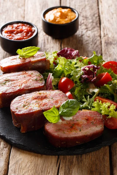 Spicy Roast Pork Brisket Fresh Vegetable Salad Served Ketchup Mustard — Stock Photo, Image