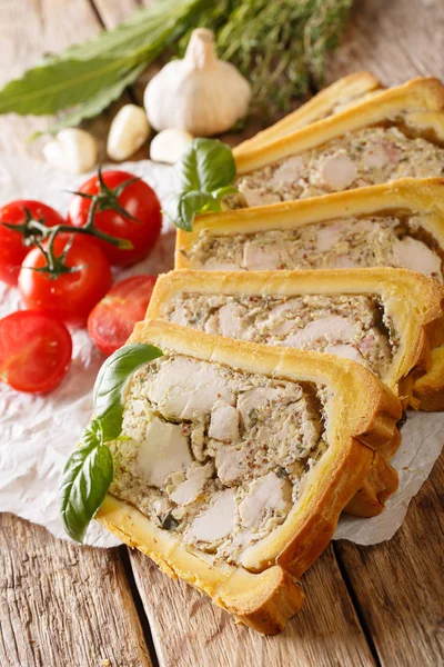 Frango Francês Terrina Com Brioche Servido Com Ervas Legumes Close — Fotografia de Stock