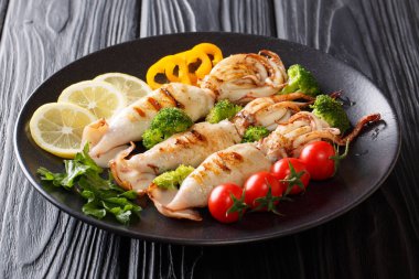 Sağlıklı snack: ızgara domates, brokoli, limon ve biber closeup masada bir tabakta kalamar. Horizonta