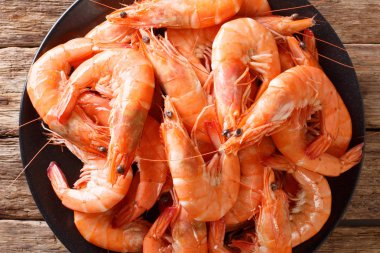 bir tablo bir tabağa haşlanmış büyük karides yakın çekim. abov üzerinden yatay üstten görünüm