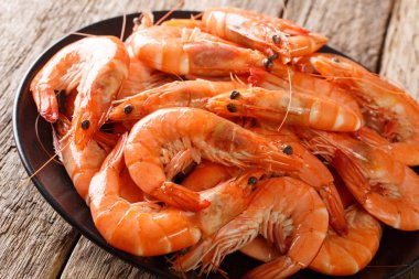 Deniz ürünleri haşlanmış vahşi kaplan karides yakın bir tabloda bir plaka üzerinde çekim. Yatay, rustik adam