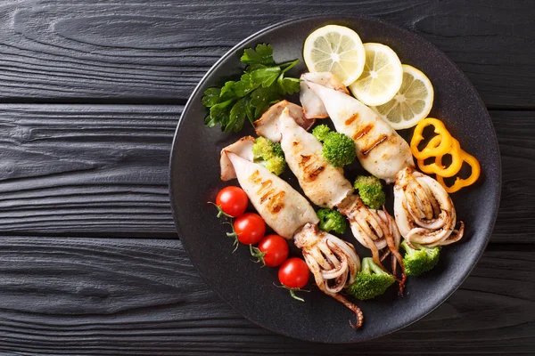 Calamares Parrilla Con Tentáculos Con Tomates Brócoli Limón Pimienta Cerca —  Fotos de Stock