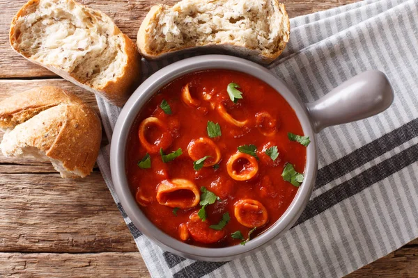 Italienska Tjock Tomatsoppa Med Bläckfiskar Närbild Skål Serveras Med Bröd — Stockfoto