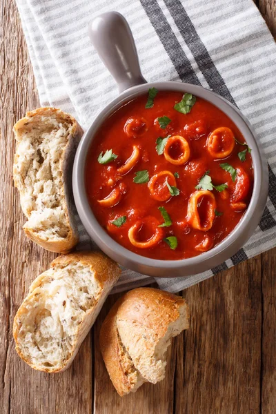 イタリア厚のトマトスープ ボウルにイカのクローズ アップは パンが付きます Abov から垂直のトップ ビュー — ストック写真