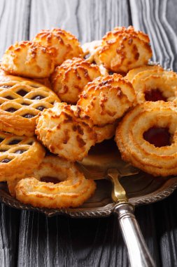 güzel bisküvi kurabiye rocher coco, couque ve marimbas siyah bir tabloda bir tepside. Vertica