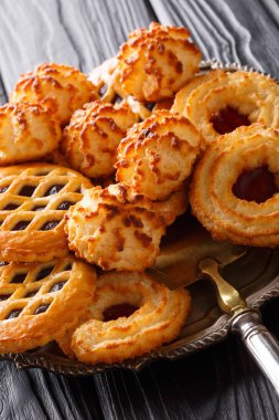 Siyah bir tabloda bir tepside bir yakın çekim çeşitli tatlı Bisküvi Kurabiye. Vertica