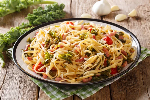 Comida Ecológica Pasta Sazonada Con Tocino Frito Queso Parmesano Verduras — Foto de Stock