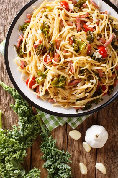 Pasta Linguine Mit Grünkohl Speck Tomaten Und Parmesan Großaufnahme Auf — Stockfoto