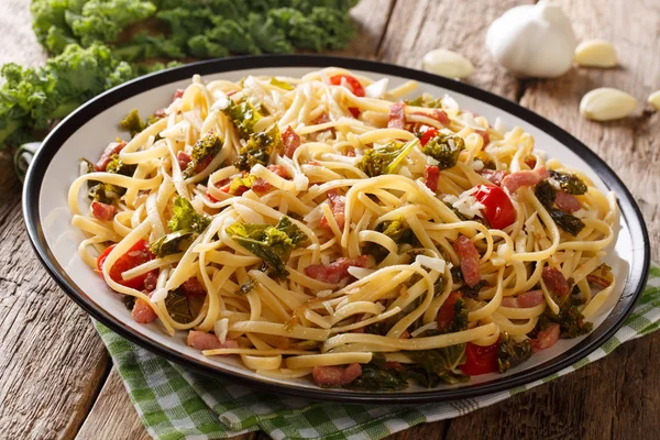 Comida Italiana Pasta Linguine Con Tocino Frito Verduras Queso Parmesano — Foto de Stock