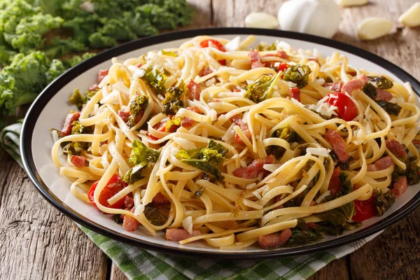 Leckere würzige Linguine Pasta mit gebratenem Grünkohl, Speck, — Stockfoto