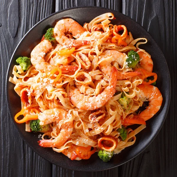 Cozinha Italiana Macarrão Com Lula Camarões Tigre Verduras Queijo Parmesão — Fotografia de Stock