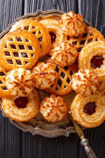 Close Instellen Zoete Biscuit Cookies Een Plaat Een Zwarte Lijst — Stockfoto