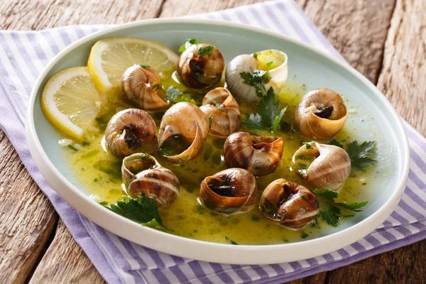 Kryddig Franska Sniglar Escargot Tillagad Med Smör Persilja Citron Och — Stockfoto