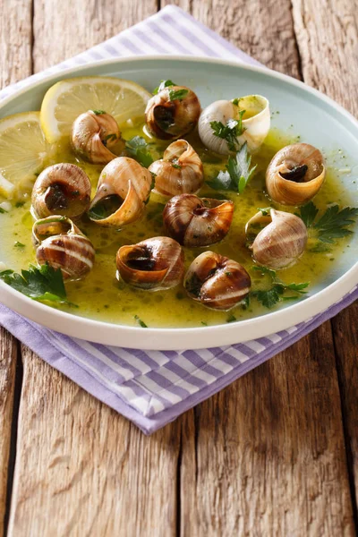 Cocina Francesa Escargot Con Mantequilla Hierbas Ajo Cerca Plato Sobre — Foto de Stock