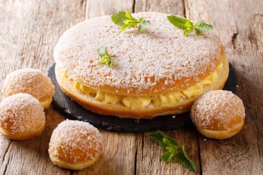 Hassas tropezienne tarte - börek sandviç pastayla masanın üzerine krem yakın çekim. Horizonta