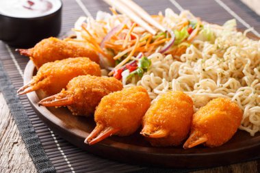 Çin mutfağı: yengeç pençeleri ile yumurta noodle ve taze sebze salatası yakın bir tabloda bir plaka üzerinde çekim breading içinde. Horizonta