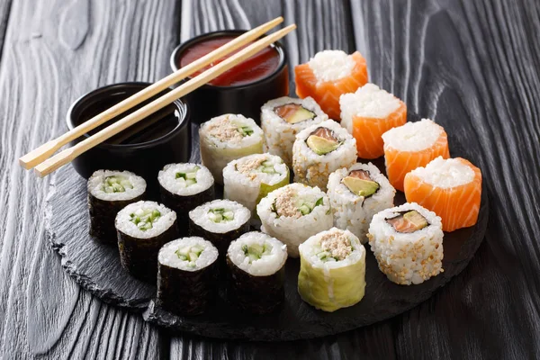 Rulouri Sushi Set Sosuri Servite Ardezie Piatră Neagră Fundal Întunecat — Fotografie, imagine de stoc