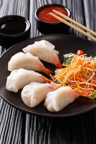 Traditionele Aziatische Dumplings Gevuld Met Garnalen Met Verse Fruit Salade — Stockfoto