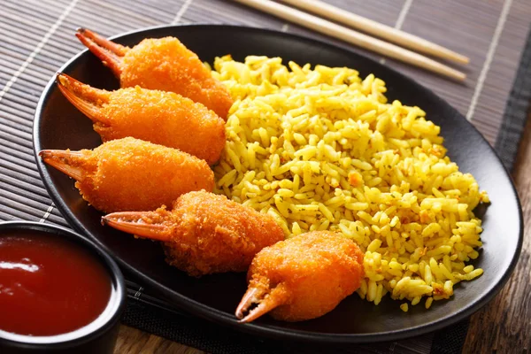 깊은 노란색 쌀의 장식과 함께 튀김에 맛 있는 게 발톱 — 스톡 사진