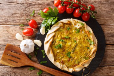Sebze patates pasta portre tablo ve malzemeler üzerinde açın. abov üzerinden yatay üstten görünüm