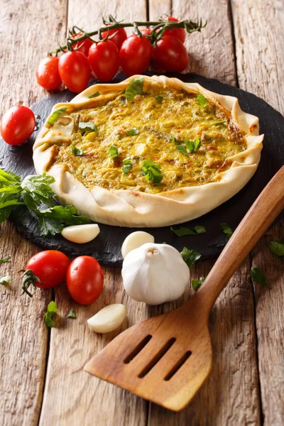 Torta Batata Picante Caseira Com Legumes Ervas Close Sobre Mesa — Fotografia de Stock