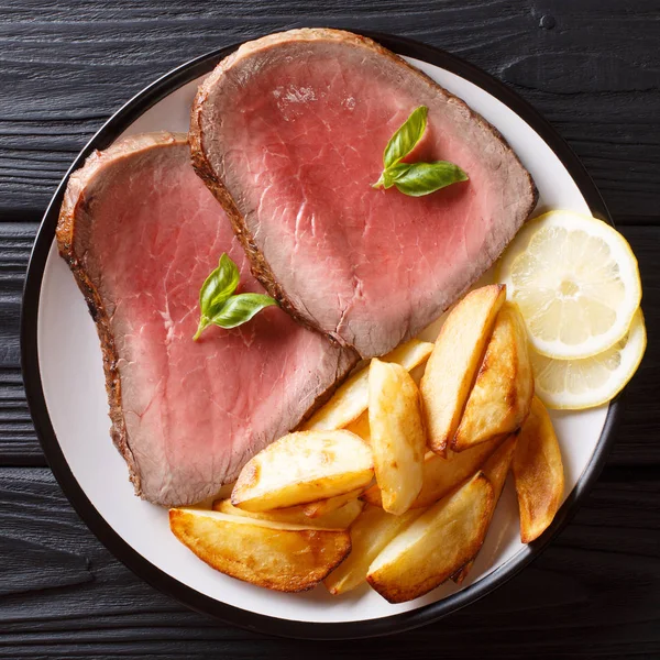 Steak Boeuf Est Servi Avec Des Pommes Terre Rôties Citron — Photo