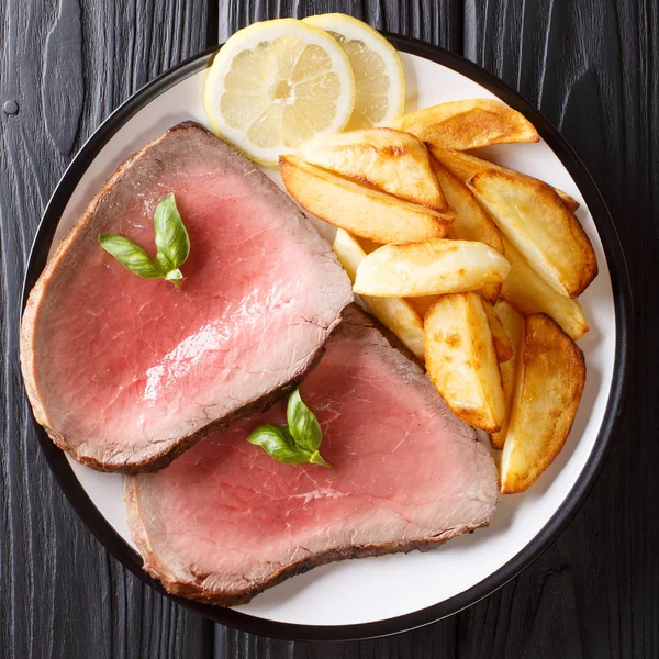 Steak Bœuf Rôti Moyen Avec Pommes Terre Gros Plan Sur — Photo