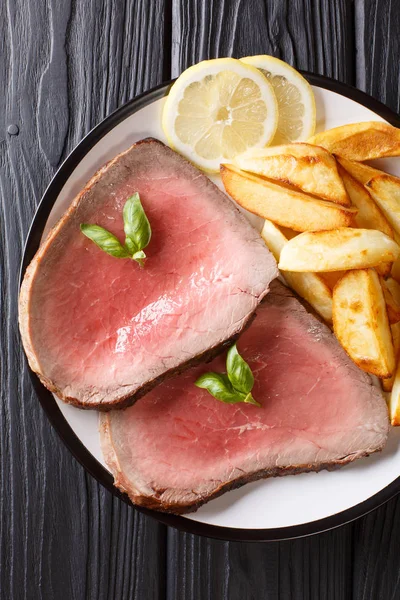 Šťavnaté Grilované Hovězí Steak Pečenými Brambory Citron Close Talíř Stůl — Stock fotografie