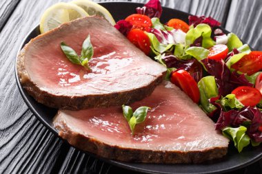 Lezzetli sığır eti biftek yaz taze sebze yakın çekim ile bir 