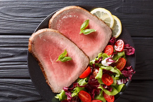 Steak Bœuf Rôti Moyen Avec Salade Légumes Gros Plan Sur — Photo