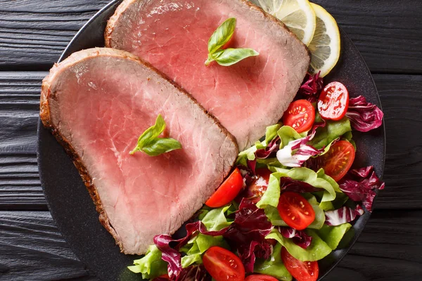 Steak Boeuf Est Servi Avec Une Salade Légumes Été Gros — Photo