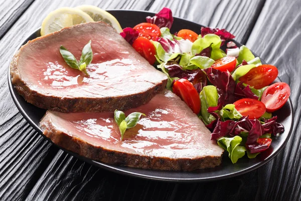 Steak Boeuf Est Servi Avec Une Salade Légumes Été Gros — Photo