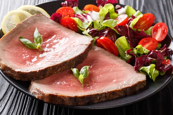 Steak Bœuf Grillé Tranché Avec Salade Légumes Frais Gros Plan — Photo