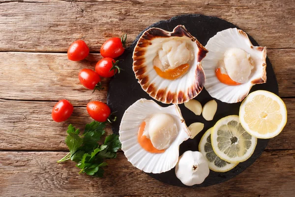 Ahşap Bir Masa Bir Kabuk Domates Sarımsak Maydanoz Limon Yakın — Stok fotoğraf