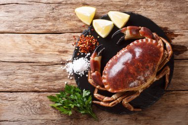 Limon, maydanoz ve baharat kayrak kurulu c ham kahverengi yengeç