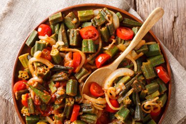 Domates ve soğan yakın çekim masaya bir tabak kızarmış bamya. abov üzerinden yatay üstten görünüm