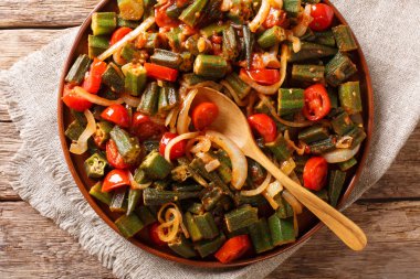 Sağlıklı diyet yemek bamya domates ve soğan yakın masada bir plaka üzerinde çekim. Abov üzerinden yatay üstten görünüm