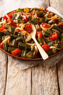 Vejetaryen yiyecekler: bamya domates ve soğan yakın masada bir plaka üzerinde çekim. Vertica