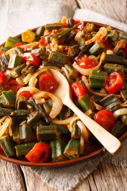 Domates ve soğan yakın çekim masaya bir tabak kızarmış bamya. Vertica