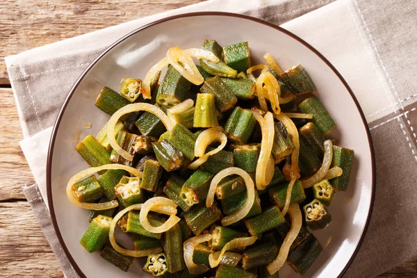 Comida Salada Okra Verde Con Cebolla Cerca Plato Sobre Mesa — Foto de Stock