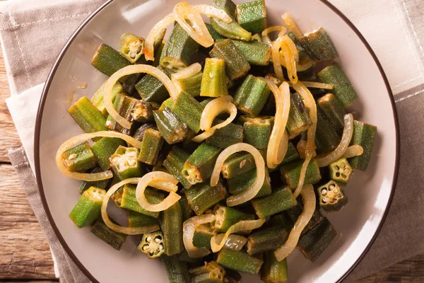 Vegetarisk hälsosam mat: grön okra stekt med lök närbild på — Stockfoto