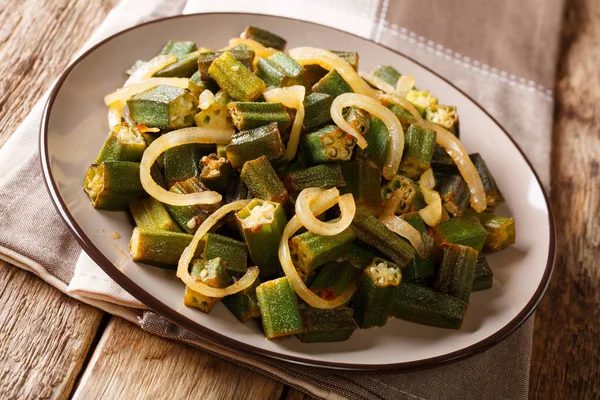 Comida Salada Okra Verde Con Cebolla Cerca Plato Sobre Mesa —  Fotos de Stock