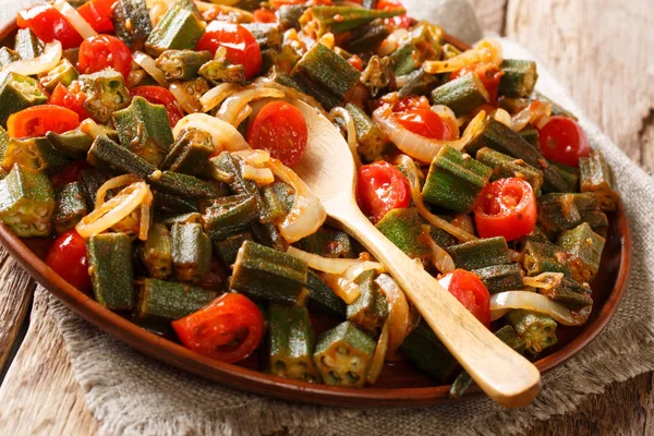 Gezonde Dieet Maaltijd Okra Met Tomaten Close Een Bord Tafel — Stockfoto