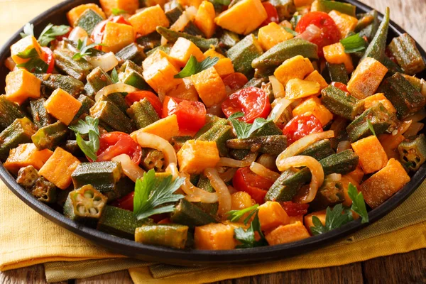 Heerlijke Groenten Gekookt Okra Zoete Aardappelen Tomaten Uien Kruiden Close — Stockfoto