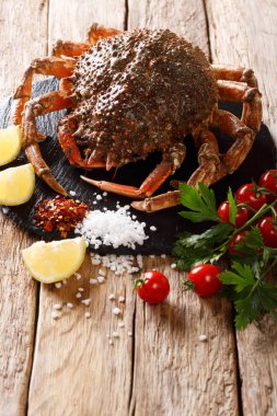 Gıda örümcek yengeç ile ahşap bir masa taze malzemelerle yakın çekim yemek pişirmek için hazırlık. Vertica