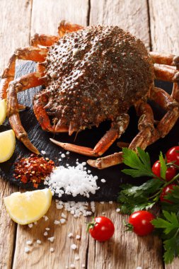 Ham örümcek yengeç baharatlarla yemek, sebze malzemeler yakın çekim tablo için. Vertica