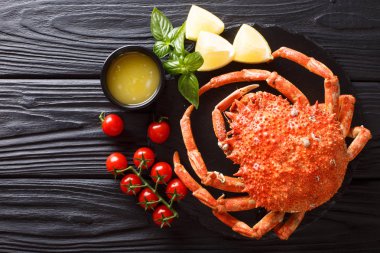 Limon ve masanın üzerine eritilmiş tereyağı yakın çekim hizmet lezzetli yengeç örümcek. Abov üzerinden yatay üstten görünüm