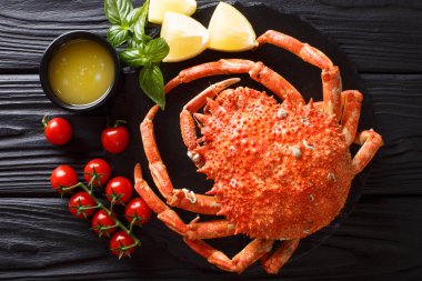 Pahalı yiyecek: limon ve eritilmiş tereyağı yakın çekim tablosundaki tüm yengeç örümcek pişmiş. abov üzerinden yatay üstten görünüm