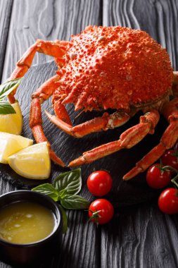 Pahalı yiyecek: limon ve eritilmiş tereyağı yakın çekim tablosundaki tüm yengeç örümcek pişmiş. Vertica